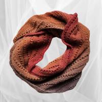 wundervolles halbrundes Tuch für die kalte Jahreszeit, handgestrickt mit einem dekorativen Muster Bild 2