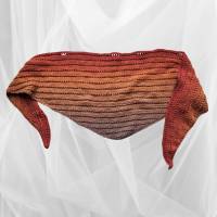wundervolles halbrundes Tuch für die kalte Jahreszeit, handgestrickt mit einem dekorativen Muster Bild 3