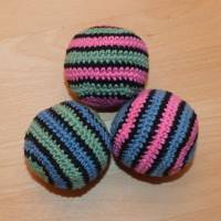 3 Jonglierbälle, gehäkelt, pink-blau-grün-schwarz, Biobaumwolle, GOTS, Handarbeit Bild 1
