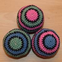 3 Jonglierbälle, gehäkelt, pink-blau-grün-schwarz, Biobaumwolle, GOTS, Handarbeit Bild 2