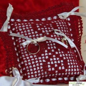Romantisches gehäkeltes Ringkissen in Bordeaux-Creme mit Herzchen und Satinschleifen - Perfekte Hochzeitsdekoration Bild 2
