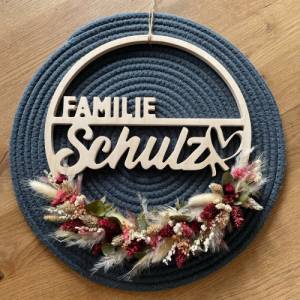Geschenk für die Familie Familienschild aus Holz Geschenk Personalisierter Türkranz aus Holz mit Trockenblumen Ring mit Bild 1