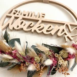 Geschenk für die Familie Familienschild aus Holz Geschenk Personalisierter Türkranz aus Holz mit Trockenblumen Ring mit Bild 2