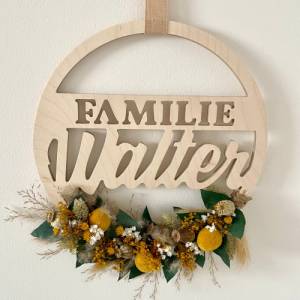 Geschenk für die Familie Familienschild aus Holz Geschenk Personalisierter Türkranz aus Holz mit Trockenblumen Ring mit Bild 7