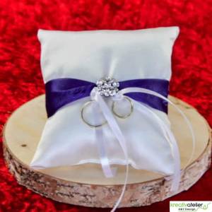 Elegantes Ringkissen aus weißem Satin mit lilanem Satinband und zarter weißer Schleife - Perfekte Hochzeitsdekoration Bild 1