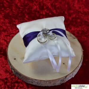 Elegantes Ringkissen aus weißem Satin mit lilanem Satinband und zarter weißer Schleife - Perfekte Hochzeitsdekoration Bild 2