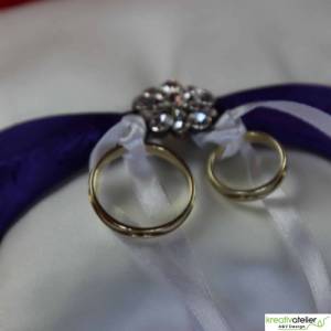 Elegantes Ringkissen aus weißem Satin mit lilanem Satinband und zarter weißer Schleife - Perfekte Hochzeitsdekoration Bild 3