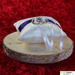 Elegantes Ringkissen aus weißem Satin mit lilanem Satinband und zarter weißer Schleife - Perfekte Hochzeitsdekoration Bild 4