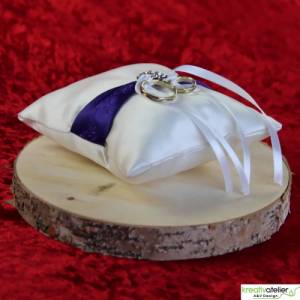 Elegantes Ringkissen aus weißem Satin mit lilanem Satinband und zarter weißer Schleife - Perfekte Hochzeitsdekoration Bild 5