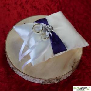 Elegantes Ringkissen aus weißem Satin mit lilanem Satinband und zarter weißer Schleife - Perfekte Hochzeitsdekoration Bild 6