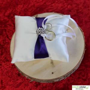Elegantes Ringkissen aus weißem Satin mit lilanem Satinband und zarter weißer Schleife - Perfekte Hochzeitsdekoration Bild 7