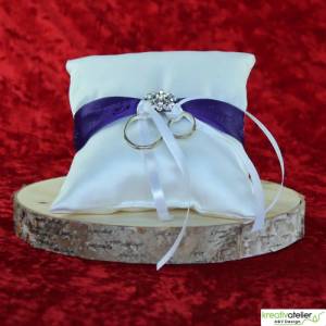 Elegantes Ringkissen aus weißem Satin mit lilanem Satinband und zarter weißer Schleife - Perfekte Hochzeitsdekoration Bild 8