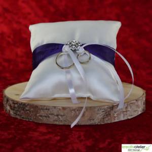 Elegantes Ringkissen aus weißem Satin mit lilanem Satinband und zarter weißer Schleife - Perfekte Hochzeitsdekoration Bild 9