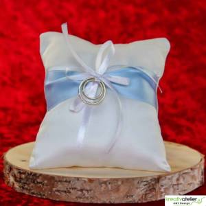 Romantisches Ringkissen aus weißem Satin mit stilvollem hellblauem Satinband und hübscher weißer Schleife Bild 1