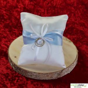 Romantisches Ringkissen aus weißem Satin mit stilvollem hellblauem Satinband und hübscher weißer Schleife Bild 2