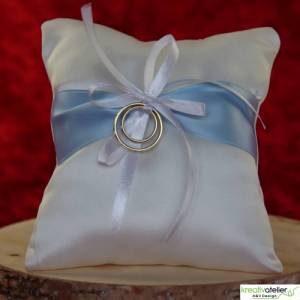 Romantisches Ringkissen aus weißem Satin mit stilvollem hellblauem Satinband und hübscher weißer Schleife Bild 3