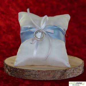 Romantisches Ringkissen aus weißem Satin mit stilvollem hellblauem Satinband und hübscher weißer Schleife Bild 4