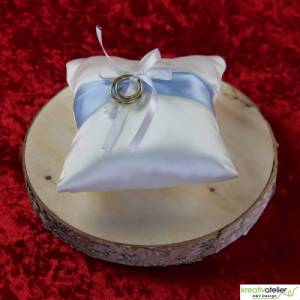 Romantisches Ringkissen aus weißem Satin mit stilvollem hellblauem Satinband und hübscher weißer Schleife Bild 5