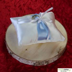Romantisches Ringkissen aus weißem Satin mit stilvollem hellblauem Satinband und hübscher weißer Schleife Bild 6