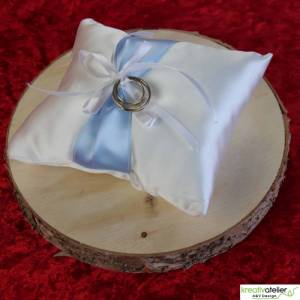 Romantisches Ringkissen aus weißem Satin mit stilvollem hellblauem Satinband und hübscher weißer Schleife Bild 7
