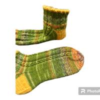 Wollsocken, Sneaker Gr. 37/38 mit gedrehtem Rand und „Kaffeebohnen“ Muster in grün-gelb Töne Bild 2