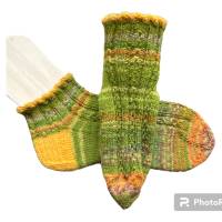 Wollsocken, Sneaker Gr. 37/38 mit gedrehtem Rand und „Kaffeebohnen“ Muster in grün-gelb Töne Bild 3