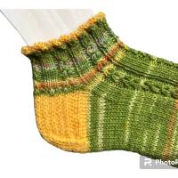 Wollsocken, Sneaker Gr. 37/38 mit gedrehtem Rand und „Kaffeebohnen“ Muster in grün-gelb Töne Bild 4