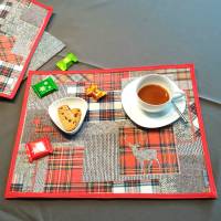 Tischset - Platzset – Patchwork Look mit Hirschen – grau und rot mit Rückseite aus Filz - 40 x 27 cm - Unikat Bild 1