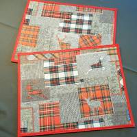 Tischset - Platzset – Patchwork Look mit Hirschen – grau und rot mit Rückseite aus Filz - 40 x 27 cm - Unikat Bild 3