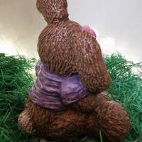 Sitzende Hasenmädchen aus Keramik Bild 3