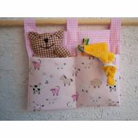 Bettutensilo, fürs Kinderbettchen, Motivstoff Bauernhof mit Vichykaro rosa kombiniert, 2 Taschen ca. 30x36cm groß Bild 1