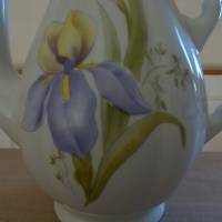 Mokkakern mit Irisblüten dekoriert. Bild 3