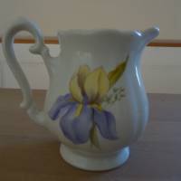 Mokkakern mit Irisblüten dekoriert. Bild 5