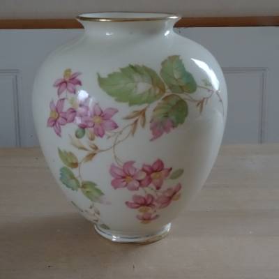 Mit Clematis-Dekor geschmückte Vase. Höhe: 17cm. Bavaria
