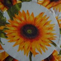Genähtes, rundes, Sonnenblumen dekoriertes, Kissen aus Leinen, mit Füllung. Durchmesser: 50 cm, Höhe: 18 cm Bild 1