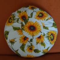 Genähtes, rundes, Sonnenblumen dekoriertes, Kissen aus Leinen, mit Füllung. Durchmesser: 50 cm, Höhe: 18 cm Bild 2