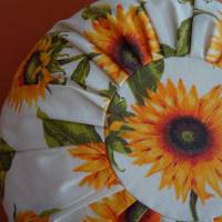 Genähtes, rundes, Sonnenblumen dekoriertes, Kissen aus Leinen, mit Füllung. Durchmesser: 50 cm, Höhe: 18 cm Bild 3