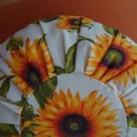 Genähtes, rundes, Sonnenblumen dekoriertes, Kissen aus Leinen, mit Füllung. Durchmesser: 50 cm, Höhe: 18 cm Bild 4