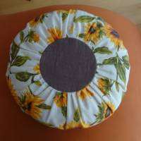 Genähtes, rundes, Sonnenblumen dekoriertes, Kissen aus Leinen, mit Füllung. Durchmesser: 50 cm, Höhe: 18 cm Bild 5