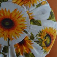 Genähtes, rundes, Sonnenblumen dekoriertes, Kissen aus Leinen, mit Füllung. Durchmesser: 50 cm, Höhe: 18 cm Bild 8