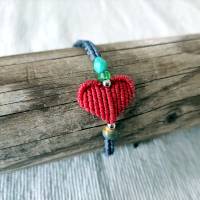 zierliches Makramee Armband Motiv Herz in rot mit grauem Band mit kleinen Perlen grün und silber Bild 1