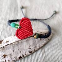 zierliches Makramee Armband Motiv Herz in rot mit grauem Band mit kleinen Perlen grün und silber Bild 2
