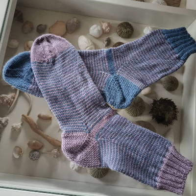 Socken handgestrickt mit kleinen Ringeln, Größe 38/39, Wollsocken, jeansblau und mauve