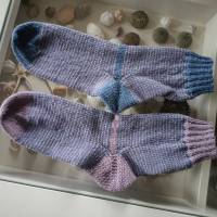 Socken handgestrickt mit kleinen Ringeln, Größe 38/39, Wollsocken, jeansblau und mauve Bild 2