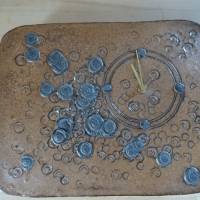 Besondere Uhr - Keramik - mit Urzeitmuscheldekor und Batteriefach. 24 x 31 x 5 cm. Bild 1