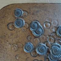 Besondere Uhr - Keramik - mit Urzeitmuscheldekor und Batteriefach. 24 x 31 x 5 cm. Bild 2