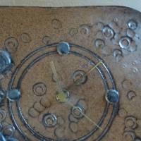 Besondere Uhr - Keramik - mit Urzeitmuscheldekor und Batteriefach. 24 x 31 x 5 cm. Bild 3