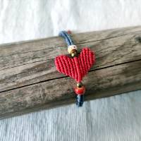 zierliches Makramee Armband Motiv Herz in rot mit grauem Band und kleinen Perlen beige, rot und bronze Bild 1