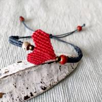 zierliches Makramee Armband Motiv Herz in rot mit grauem Band und kleinen Perlen beige, rot und bronze Bild 2