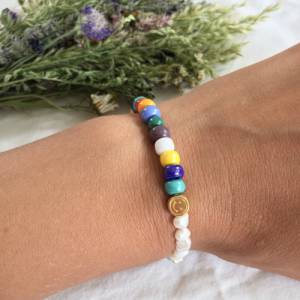 Edelstein Armband mit Smiley Perlen, Smiley Schmuck Armband mit weißem Achat, bunten Rocailles und vergoldetem Würfel Qu Bild 2